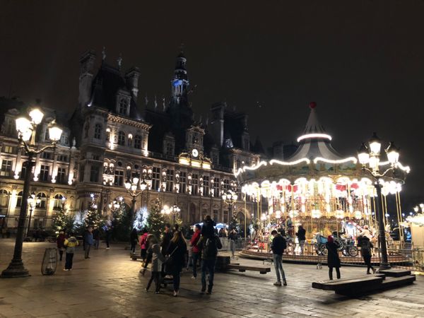 フランス・パリ「食欲と物欲を満たす弾丸パリ旅行」の写真：夜には街中のクリスマスデコレーションがラ...