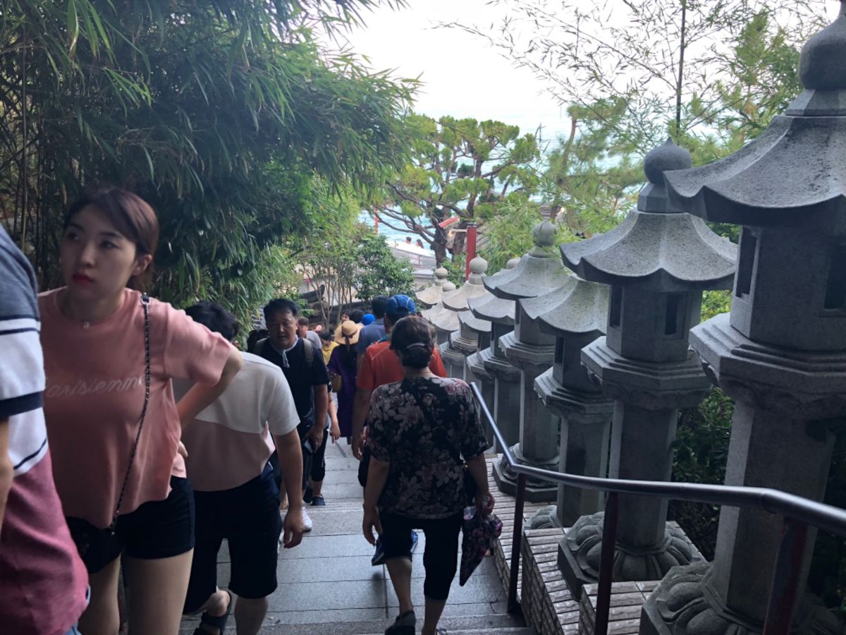 海東龍宮寺
とにかく人！人！人！
すごい人気の観光地やなぁ

この海沿いに...
