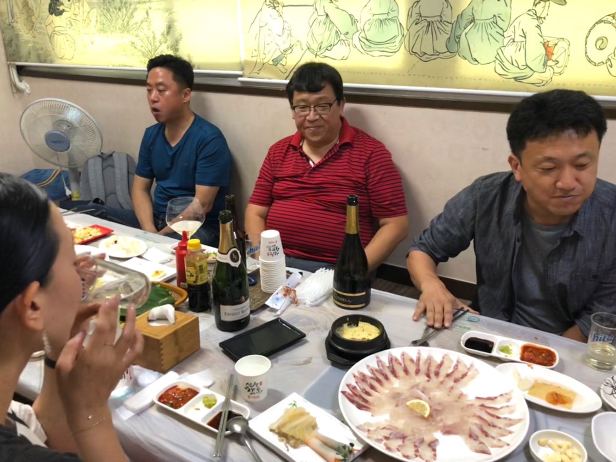 ヨンさんがお友達と定期的にやってるらしいワイン会に参加させてもらうことに🍷...