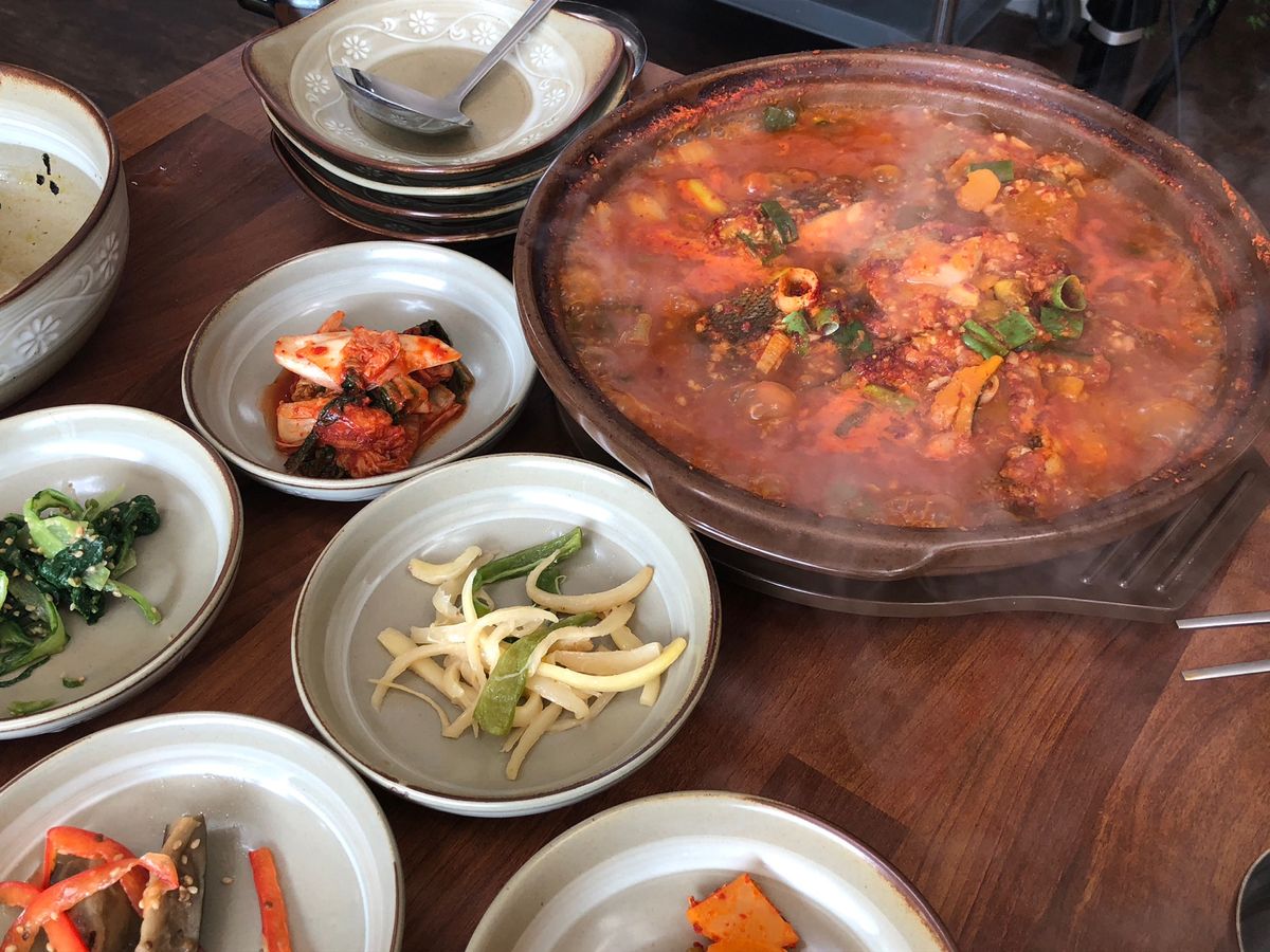 先生イチオシのお店でランチ
カレイ鍋だったかな？

ここは釜山で食べた中で...