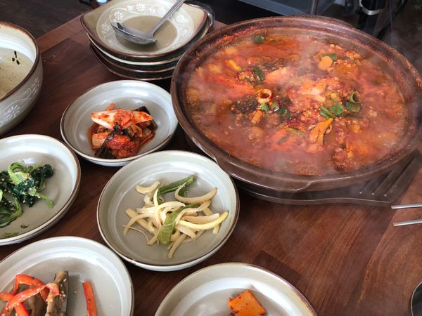 大韓民国 (韓国)・釜山「食べて食べて食べまくる！釜山ローカルグルメ」の写真：先生イチオシのお店でランチ
カレイ鍋だっ...