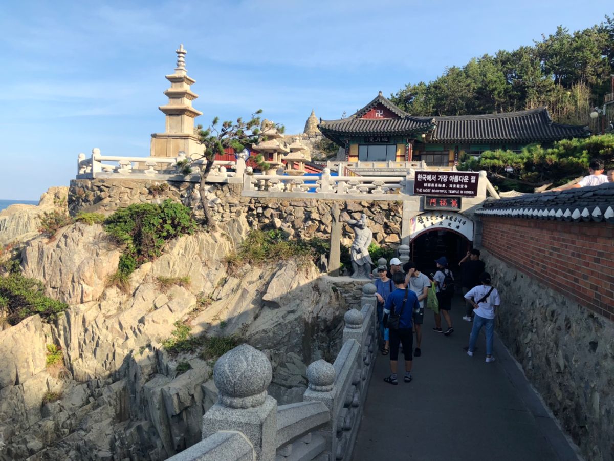 海東龍宮寺
とにかく人！人！人！
すごい人気の観光地やなぁ

この海沿いに...