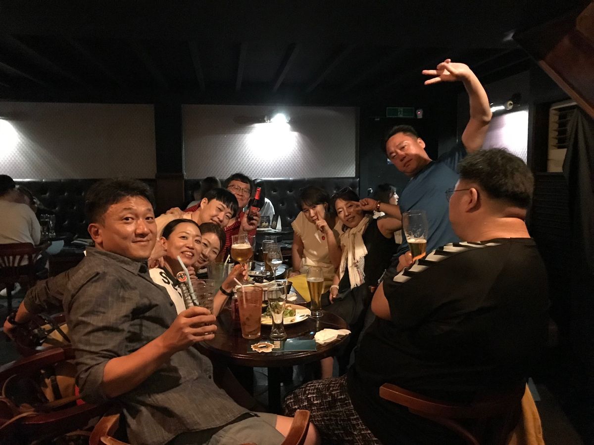 美味しいお刺身とワイン🍷を堪能した後は
バーに移動して二次会！
手前のでっ...