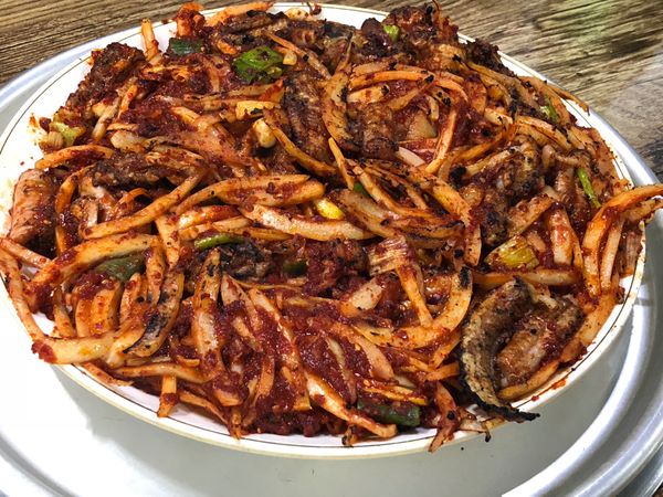 大韓民国 (韓国)・釜山「食べて食べて食べまくる！釜山ローカルグルメ」の写真：ウナギも葉っぱに巻き巻きして食べる
ウナ...