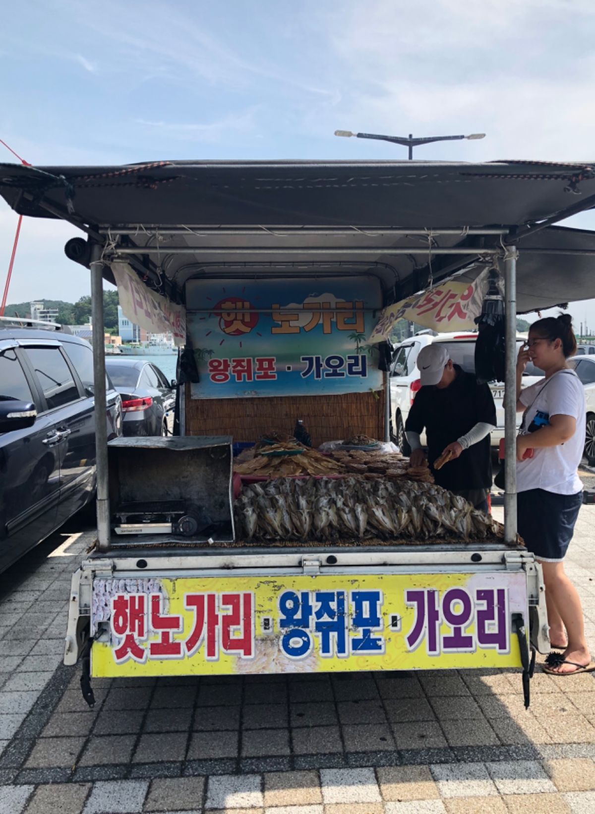 漁港の景色
乾物の屋台があるのは日本と同じ🐟