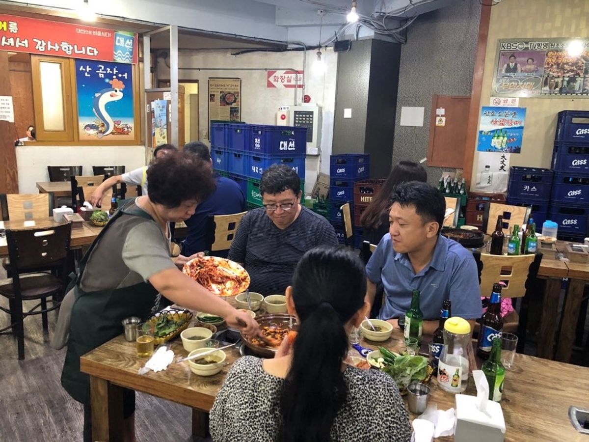 ウナギの美味しい店！

韓国式ビールの泡立て方を教えてもらう
日本と全然違...