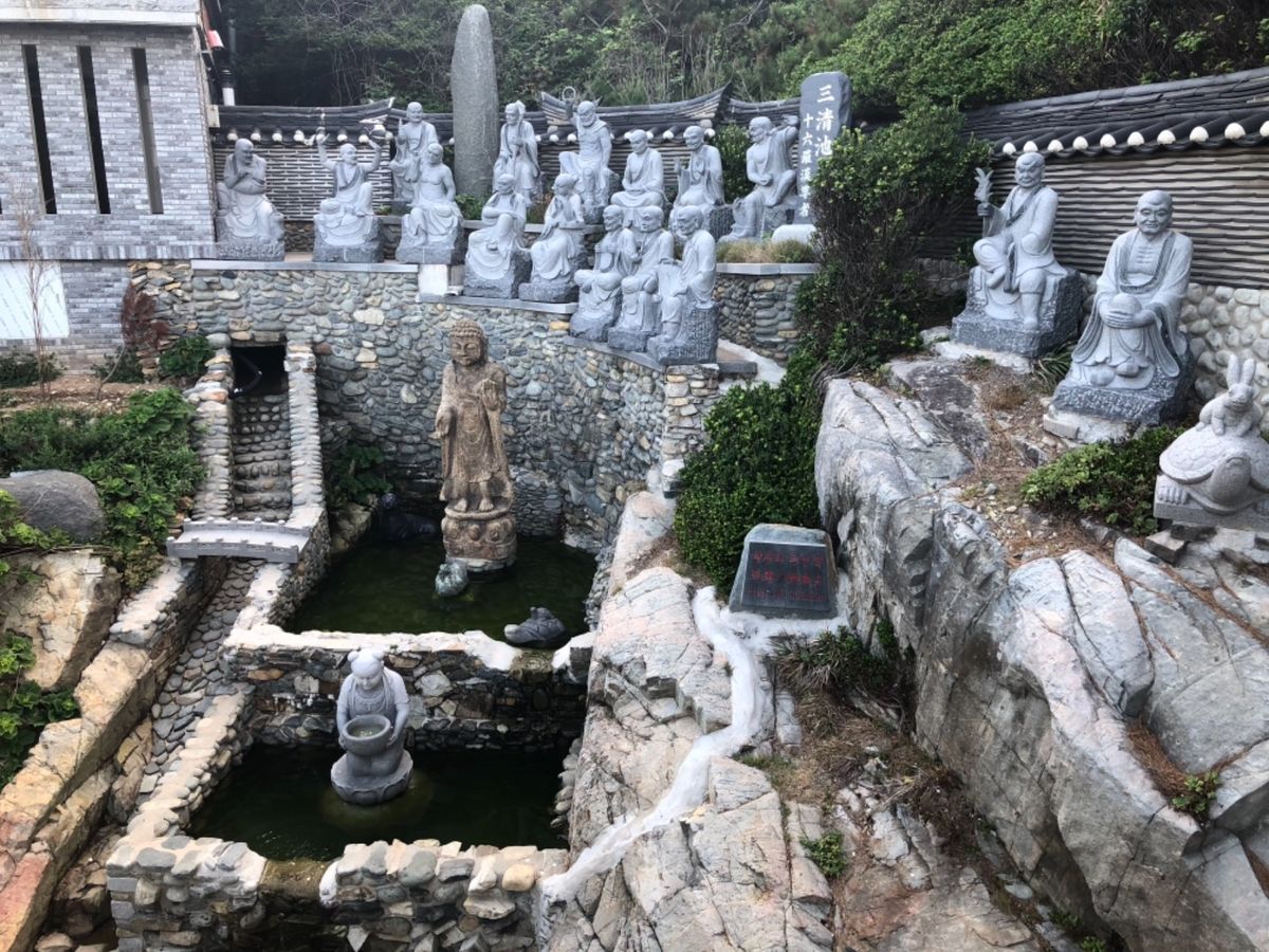 海東龍宮寺
とにかく人！人！人！
すごい人気の観光地やなぁ

この海沿いに...