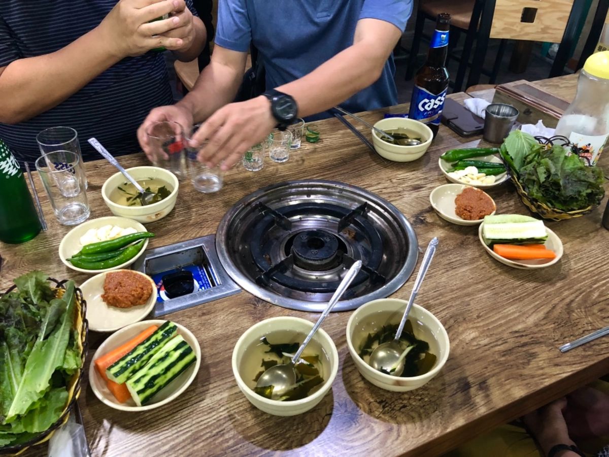 ウナギの美味しい店！

韓国式ビールの泡立て方を教えてもらう
日本と全然違...