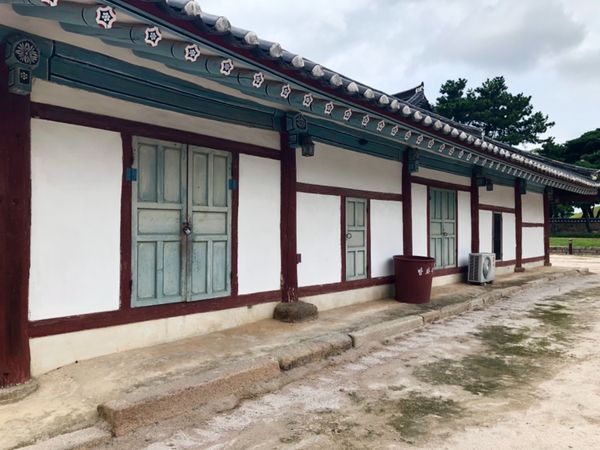 大韓民国 (韓国)・釜山「食べて食べて食べまくる！釜山ローカルグルメ」の写真：この建物何だったかなぁ？🤔