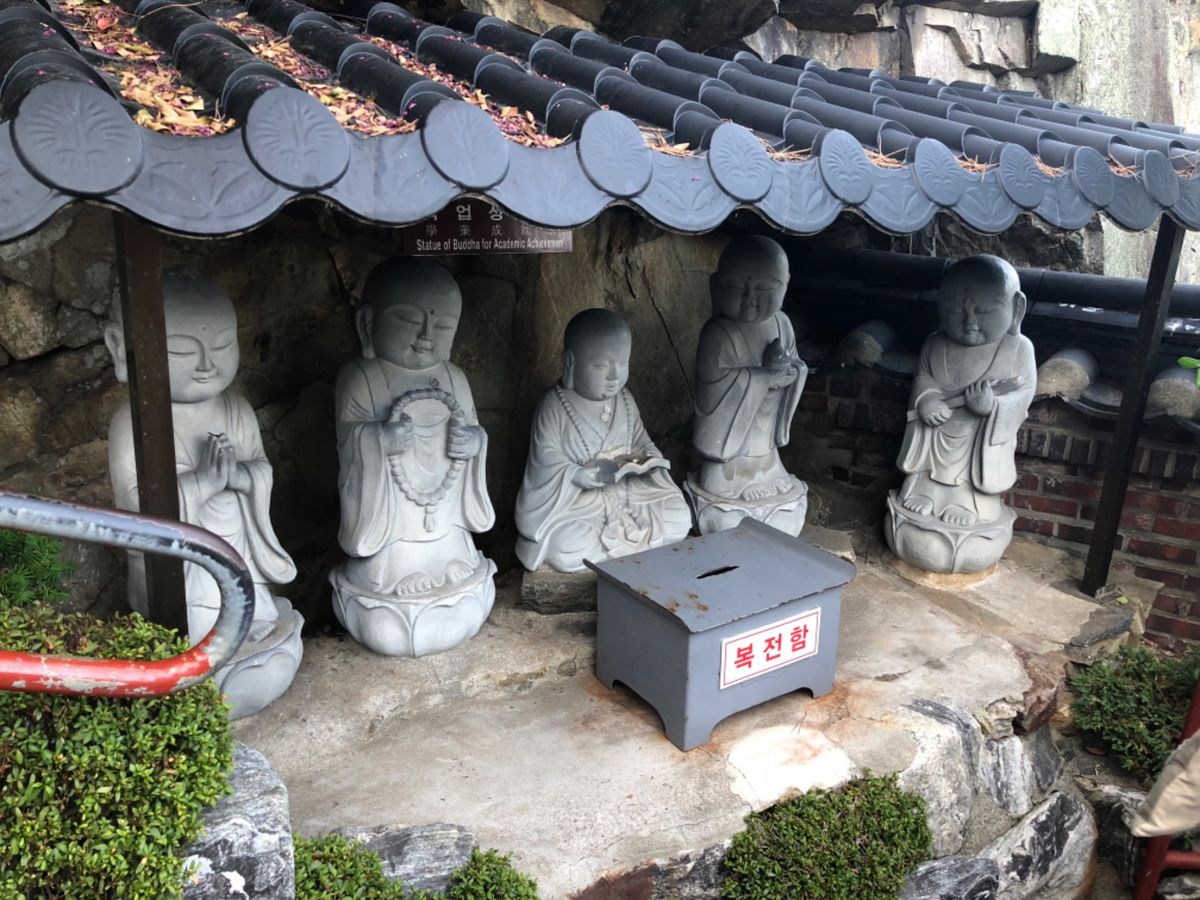 海東龍宮寺
とにかく人！人！人！
すごい人気の観光地やなぁ

この海沿いに...
