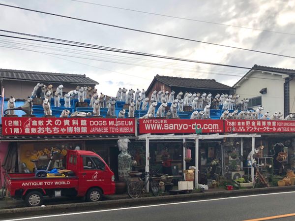 日本・岡山「倉敷美観地区を楽しむ旅」の写真：屋根にものすごい数のワンコ
可愛い〜😍