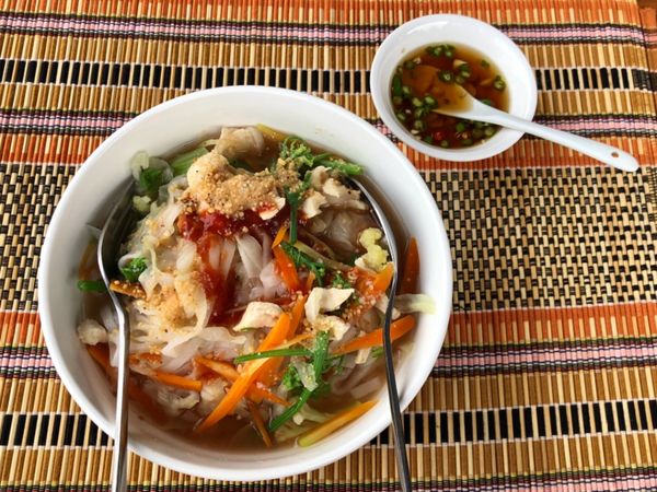 ミャンマー・ヤンゴン「ミャンマーの民族衣装ロンジーを楽しんだ旅」の写真：カックー遺跡の前にあるレストラン
遺跡の...