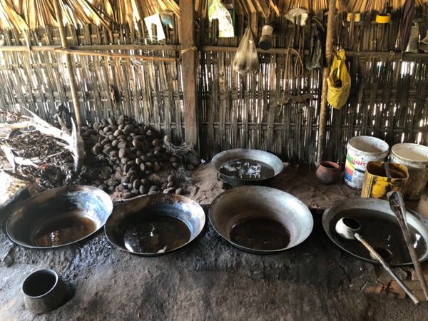 ミャンマー・ヤンゴン「ミャンマーの民族衣装ロンジーを楽しんだ旅」の写真：店内でも呑めるスペースみたいなのがあった...