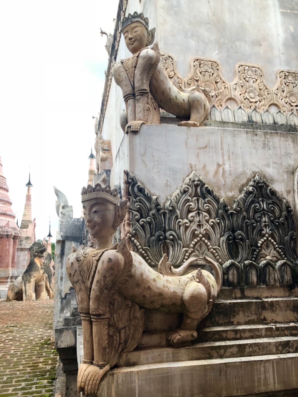 近づいて見てみると
かなりユニークなお顔と姿たち