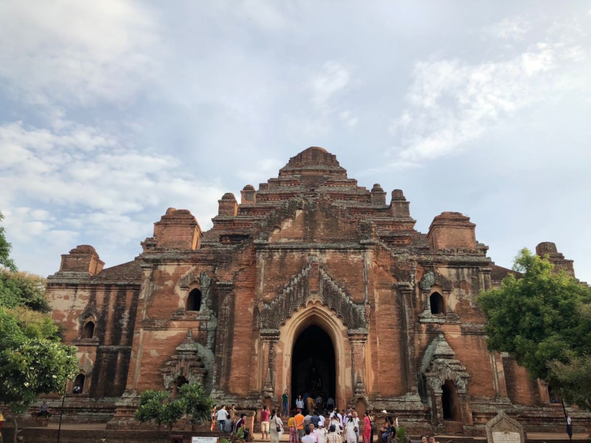 バガンのどこかのパゴダ

パゴダの前の木にすごい数の人形が吊るされてた😳