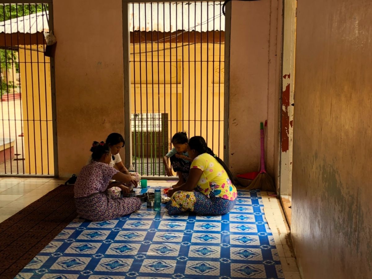 シュエズィーゴン・パゴダ
タイのお寺みたいな金ピカ！
仏像？までミャンマー...