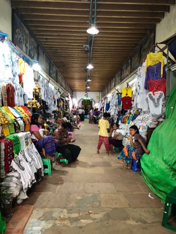 ミャンマー・ヤンゴン「ミャンマーの民族衣装ロンジーを楽しんだ旅」の写真：ANANDA PHAYA

入口のところ...