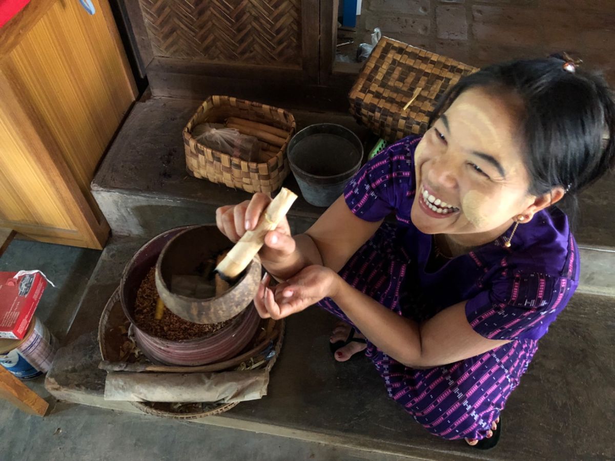 ミンナントゥー村

タバコの吸い方をレクチャーしてくれるお姉さん
私は普段...