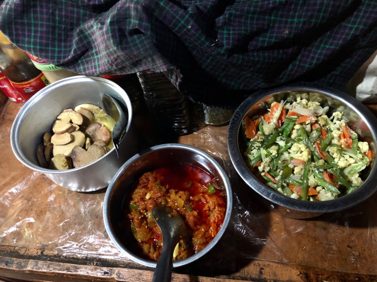 ミンナントゥー村

ちょうど夕飯の準備中だったので
ミャンマーの家庭の台所...