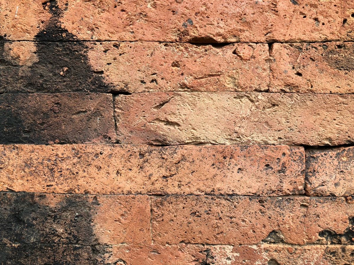 Lemyethna

隙間なく綺麗に積まれてるのがオリジナルのレンガ
隙間...