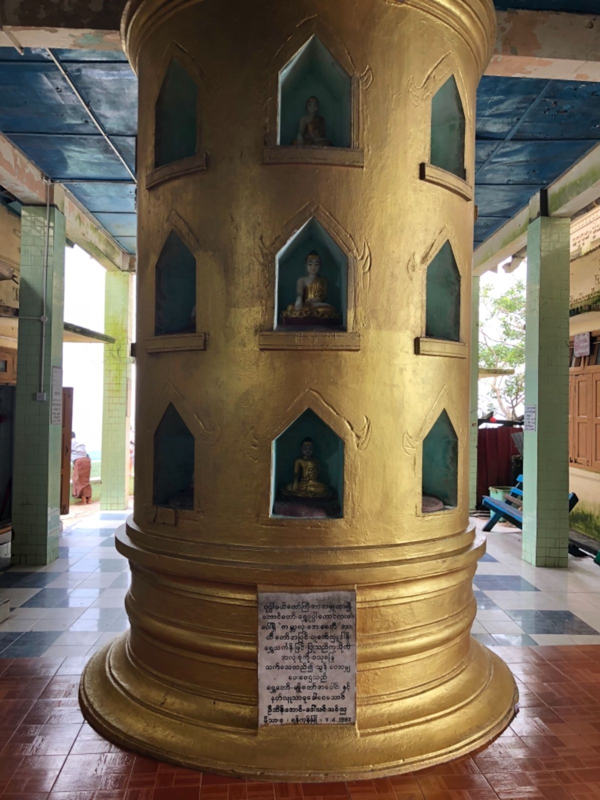 ポッパ山 ပုပ္ပားတောင်の山頂にはお猿がたくさん
でも危ないから...