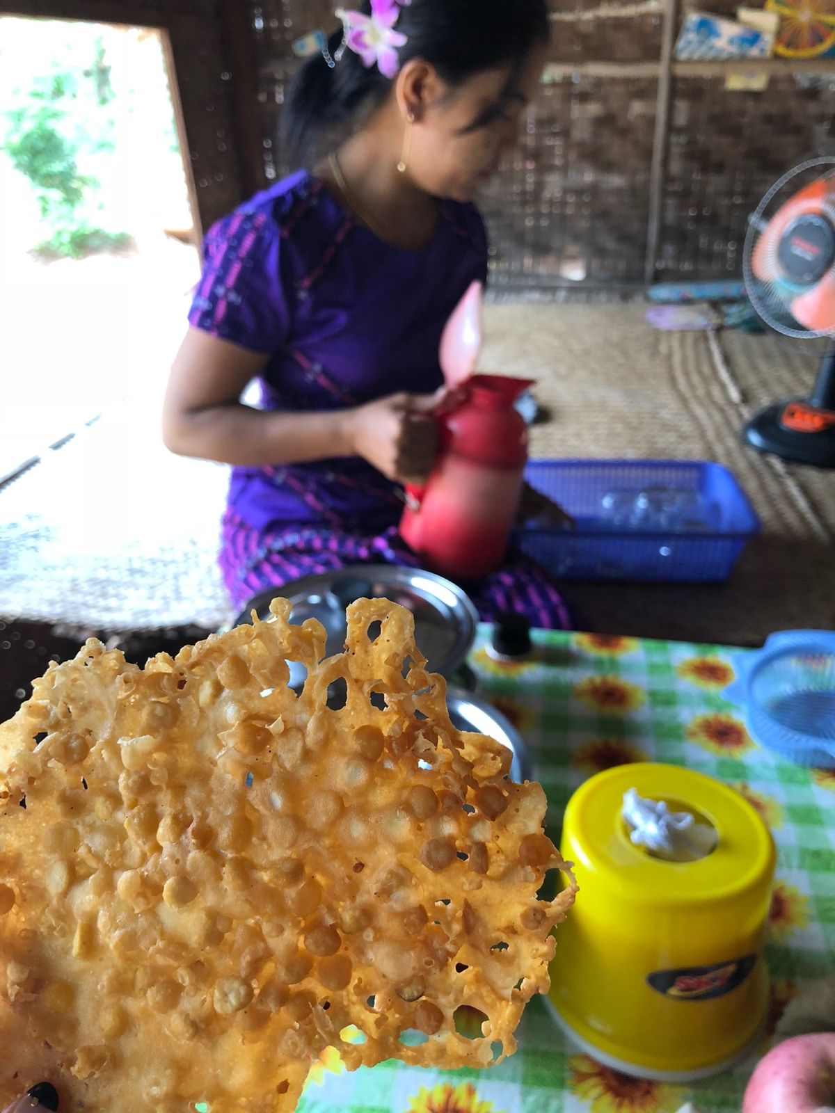 ミャンマーのオヤツをご馳走になったよ
パリパリしたやつのほうが好みだった！