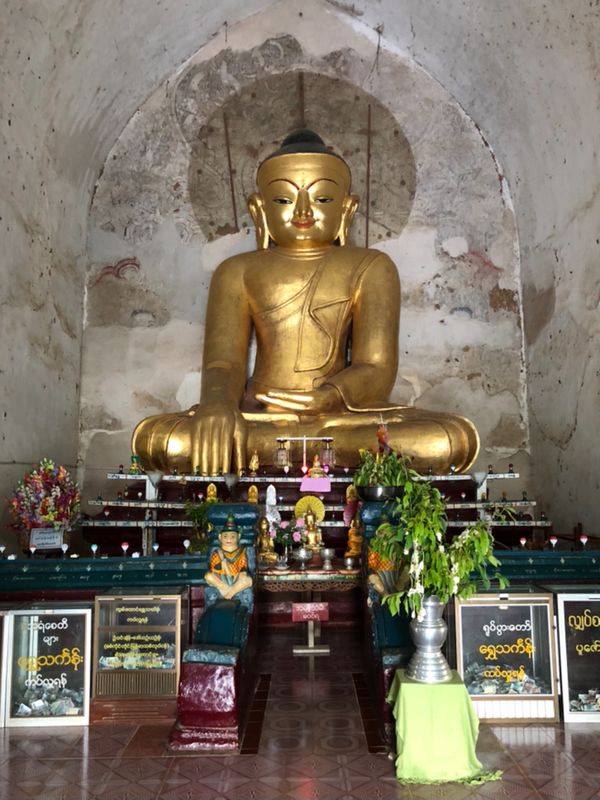 ミャンマー・ヤンゴン「ミャンマーの民族衣装ロンジーを楽しんだ旅」の写真：パゴダの写真ありすぎて
もはやどこのパゴ...