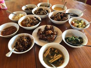 ランチで食べたお店
美味しそうに見えるんだけど…

不味くも美味しくもない...