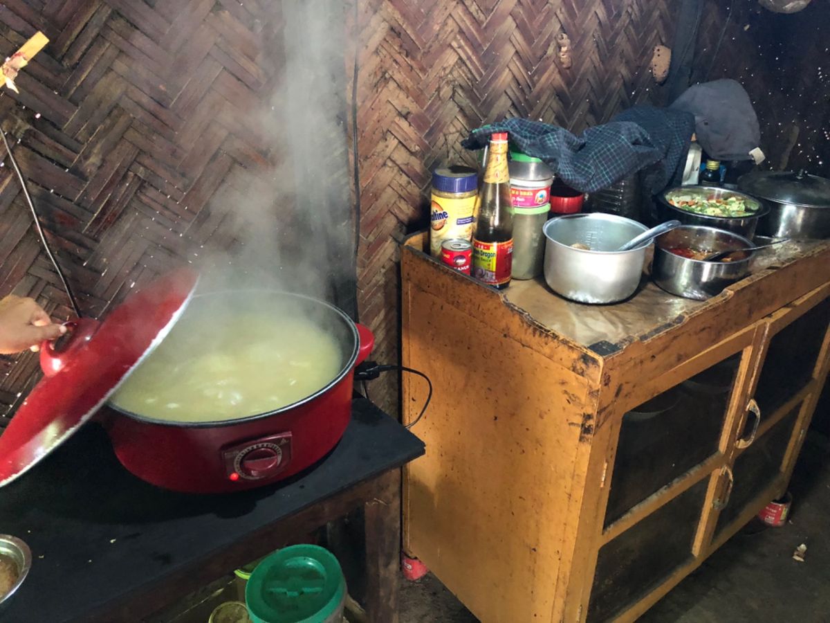 ミンナントゥー村

ちょうど夕飯の準備中だったので
ミャンマーの家庭の台所...