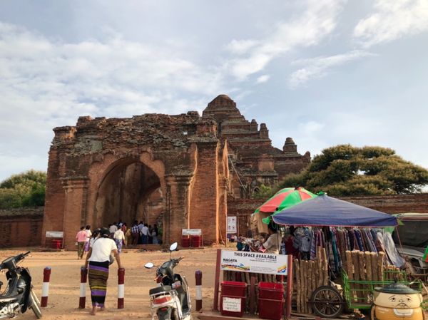 ミャンマー・ヤンゴン「ミャンマーの民族衣装ロンジーを楽しんだ旅」の写真：バガンのどこかのパゴダ

パゴダの前の木...