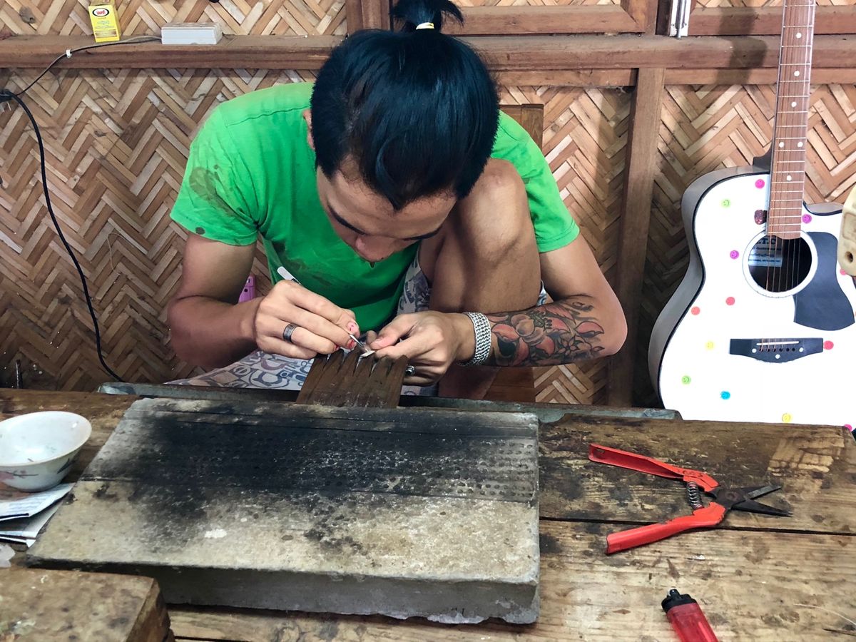 ミンナントゥー村のお土産ショップ
村のお兄さんが製作中だった