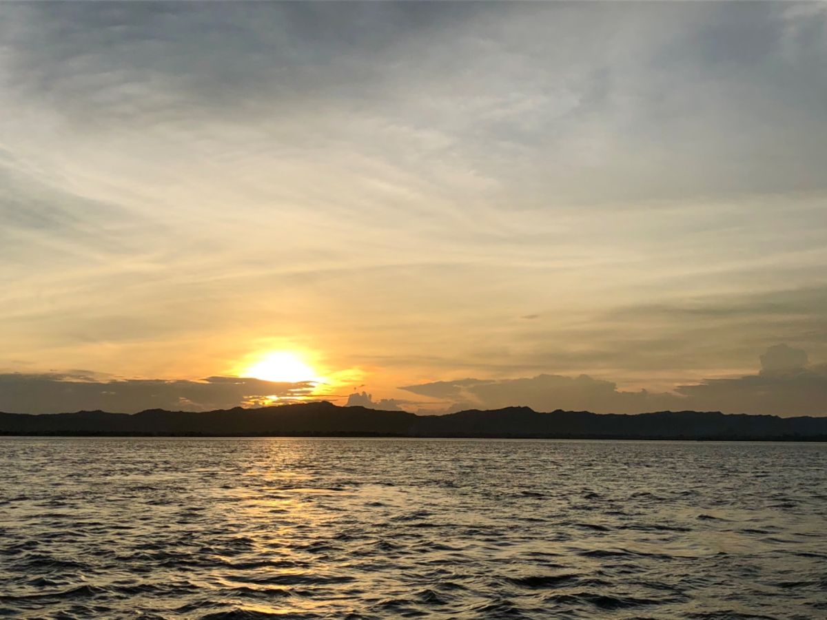 バガンの夕陽はかなり期待していたんだけど
この日は残念ながら若干の曇り

...
