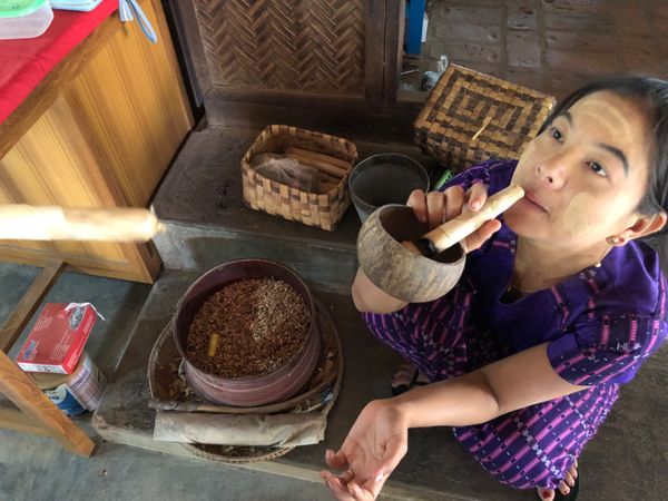 ミャンマー・ヤンゴン「ミャンマーの民族衣装ロンジーを楽しんだ旅」の写真：ミンナントゥー村

タバコの吸い方をレク...