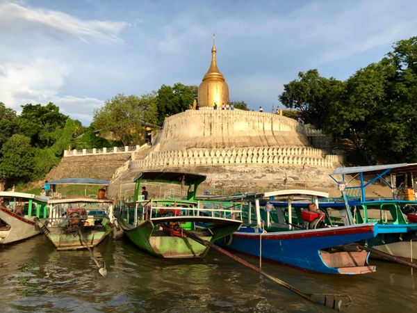 ミャンマー・ヤンゴン「ミャンマーの民族衣装ロンジーを楽しんだ旅」の写真：この日はボートから夕陽を見ることに☀️