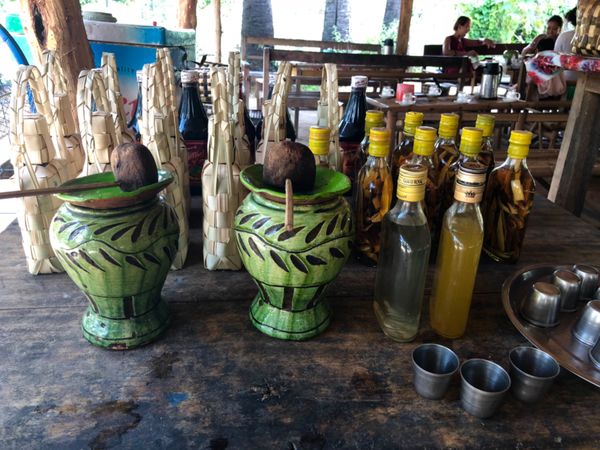 ミャンマー・ヤンゴン「ミャンマーの民族衣装ロンジーを楽しんだ旅」の写真：売ってたお酒と
爆買いしたロンジー（入れ...