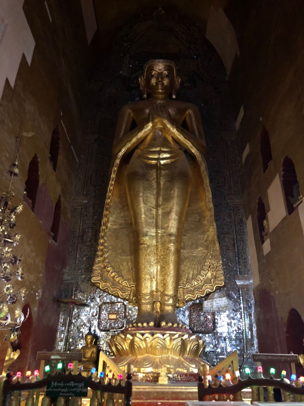 ANANDA PHAYA

各方角で微妙に顔が違う仏像たち