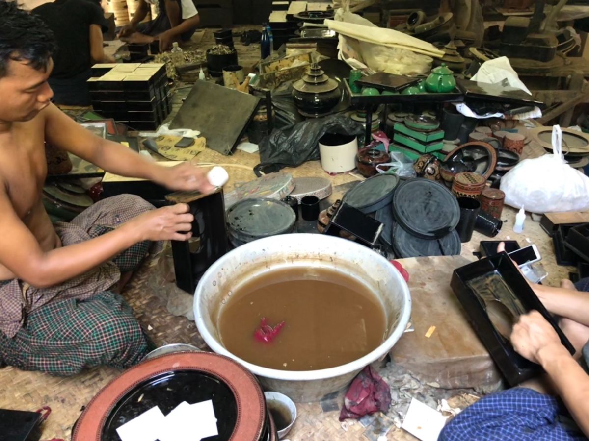 Mya Thit Sar

漆器工房の見学
親族達で運営してるって言ってた...