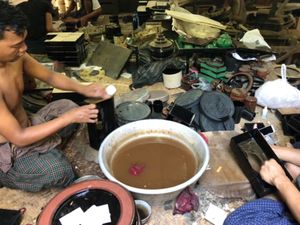 Mya Thit Sar

漆器工房の見学
親族達で運営してるって言ってた...