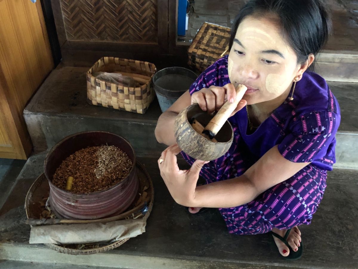 ミンナントゥー村

タバコの吸い方をレクチャーしてくれるお姉さん
私は普段...