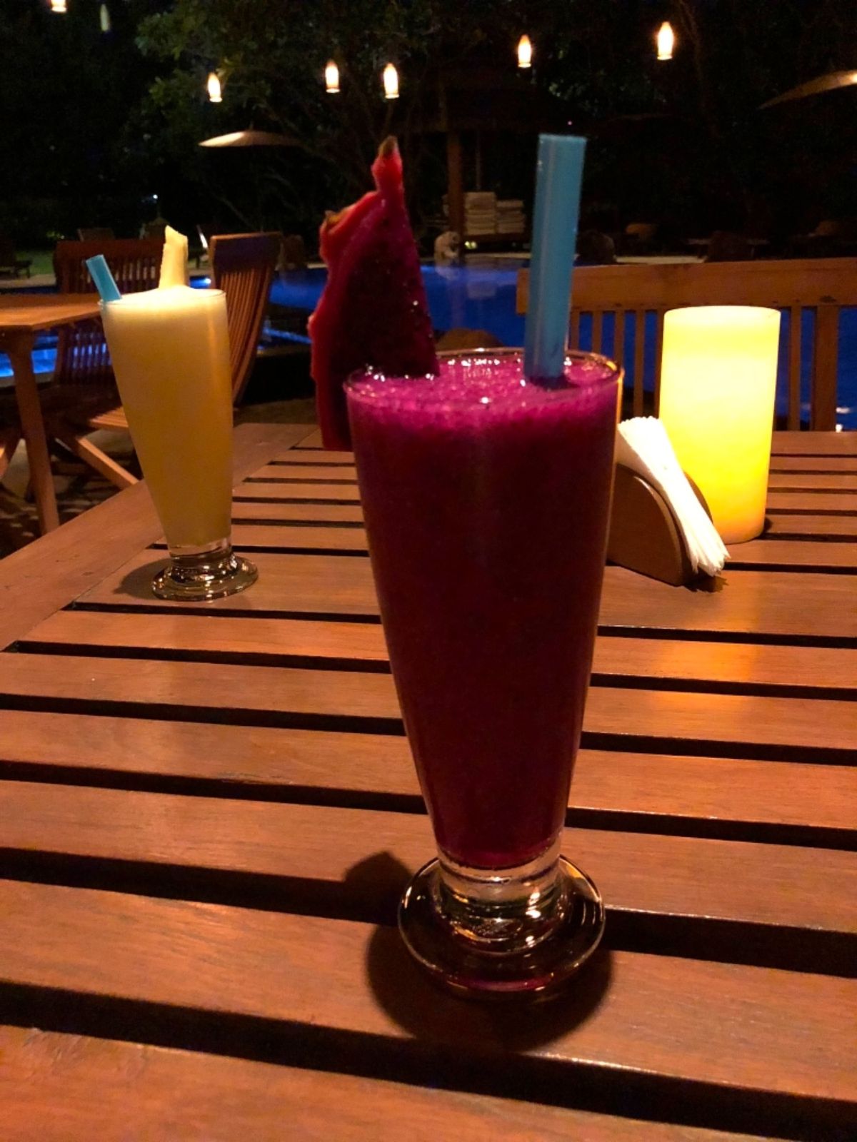 オシャレなプールサイドでスムージー🍹
東南アジアはどの国もスムージー美味しい