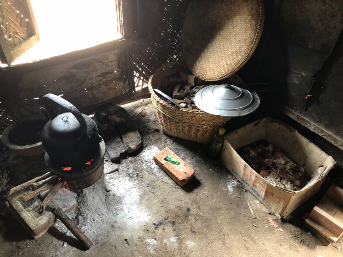 ミンナントゥー村

ちょうど夕飯の準備中だったので
ミャンマーの家庭の台所...