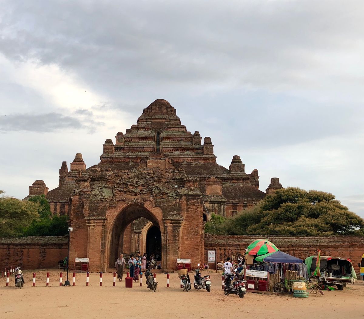 ダマヤンジー寺院 ဓမ္မရံကြီး

寺に入る前にとりあえず必ずニィニ...