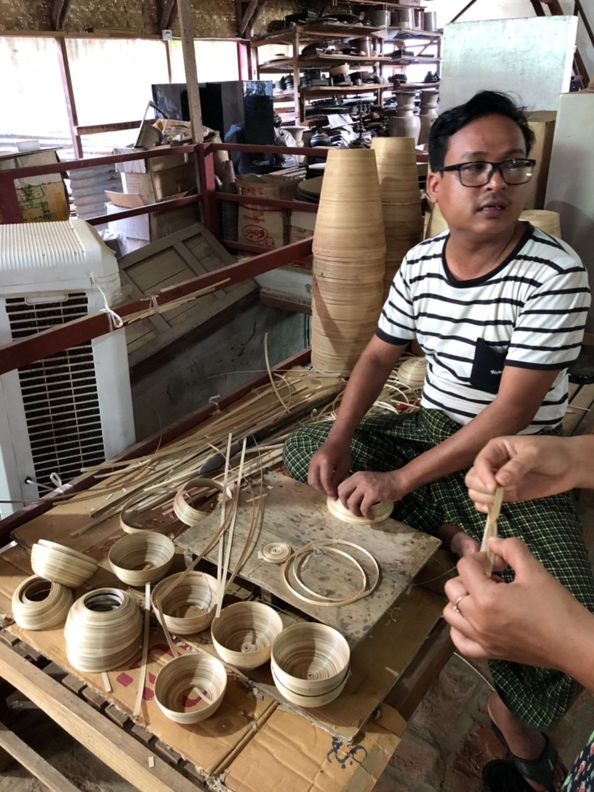 Mya Thit Sar

漆器工房の見学
親族達で運営してるって言ってた...