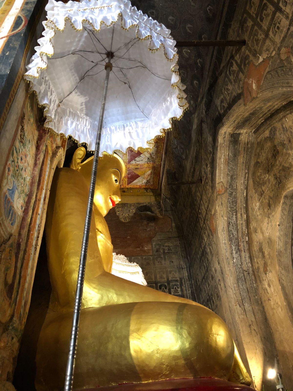 Lemyethna လေးမျက်နှာ ဂူဘုရား

正面から仏像を...