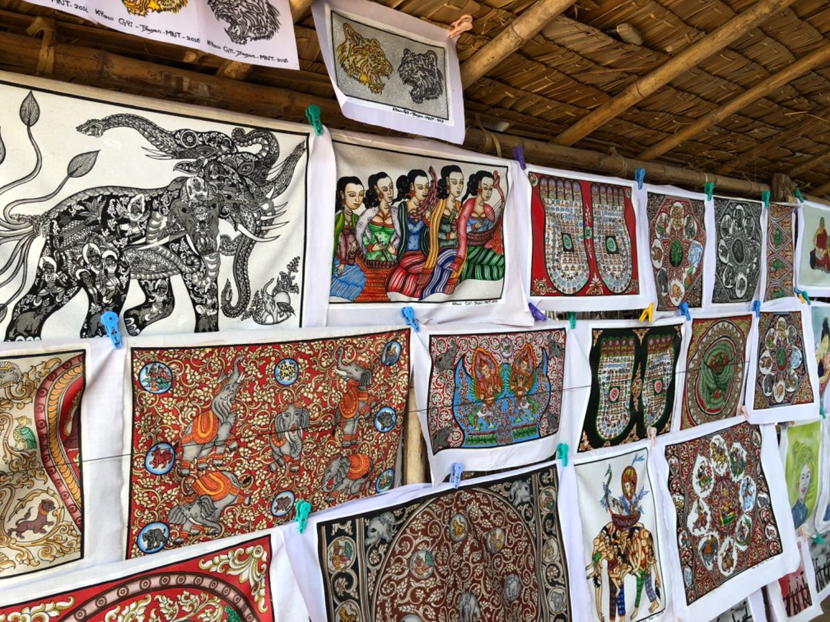 ミャンマーで有名な砂絵
布に描かれてるから折れ曲がっても大丈夫で
観光客で...