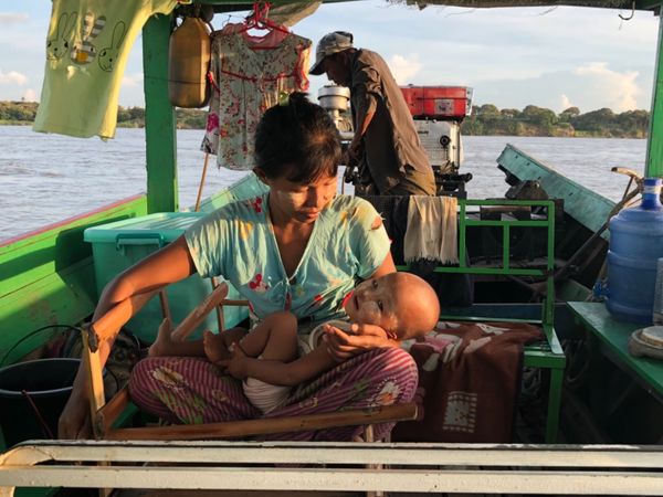 ミャンマー・ヤンゴン「ミャンマーの民族衣装ロンジーを楽しんだ旅」の写真：ボートに乗ってた娘っ子ちゃんがシャイだっ...