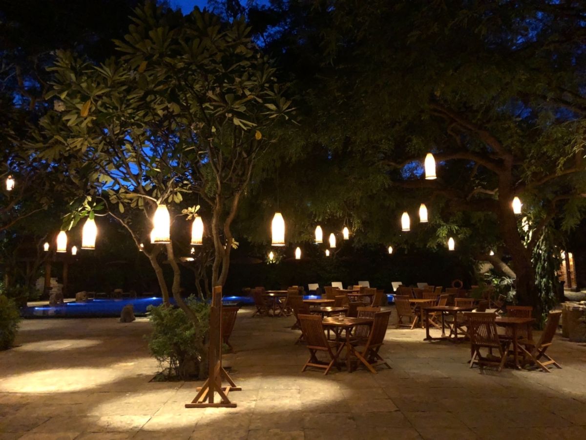 ザ ホテル@タラバー ゲートのエントランスと中庭はオシャレだった〜

トイ...