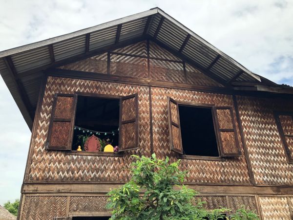 ミャンマー・ヤンゴン「ミャンマーの民族衣装ロンジーを楽しんだ旅」の写真：ミャンマーの伝統的な家
バンブーでできて...