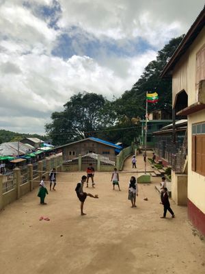 山のふもとにある小学校（？）で
蹴鞠みたいな遊びしてた⚽️ 

1番年長っ...