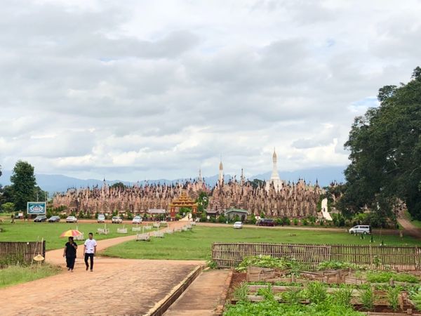 ミャンマー・ヤンゴン「ミャンマーの民族衣装ロンジーを楽しんだ旅」の写真：カックー遺跡は遠目から見ると
かなりこじ...